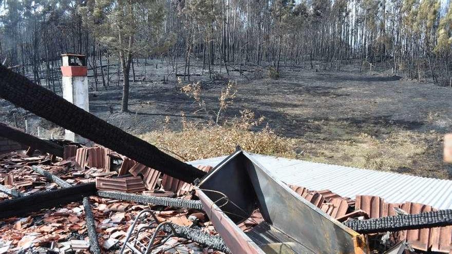 Casa con el tejado calcinado por los incendios de octubre en Pazos de Borbén.