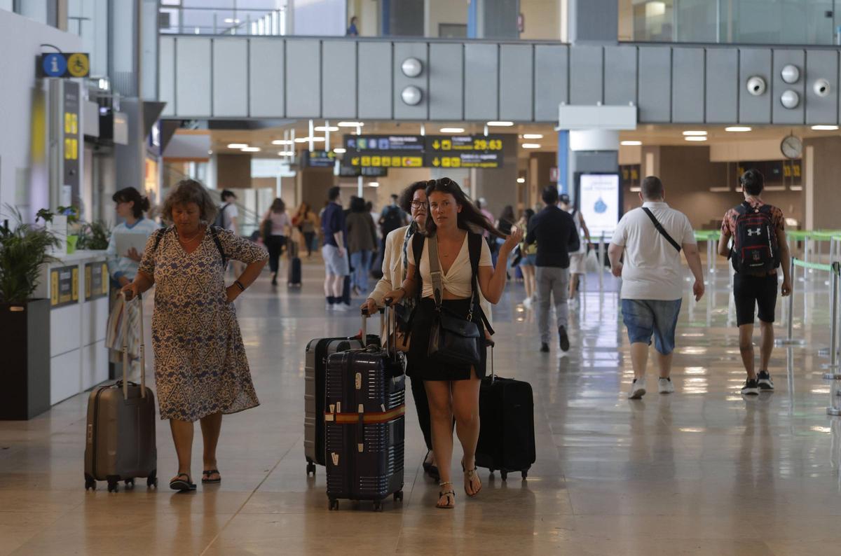 Turistas en el aeropuerto de Valencia, el año pasado.