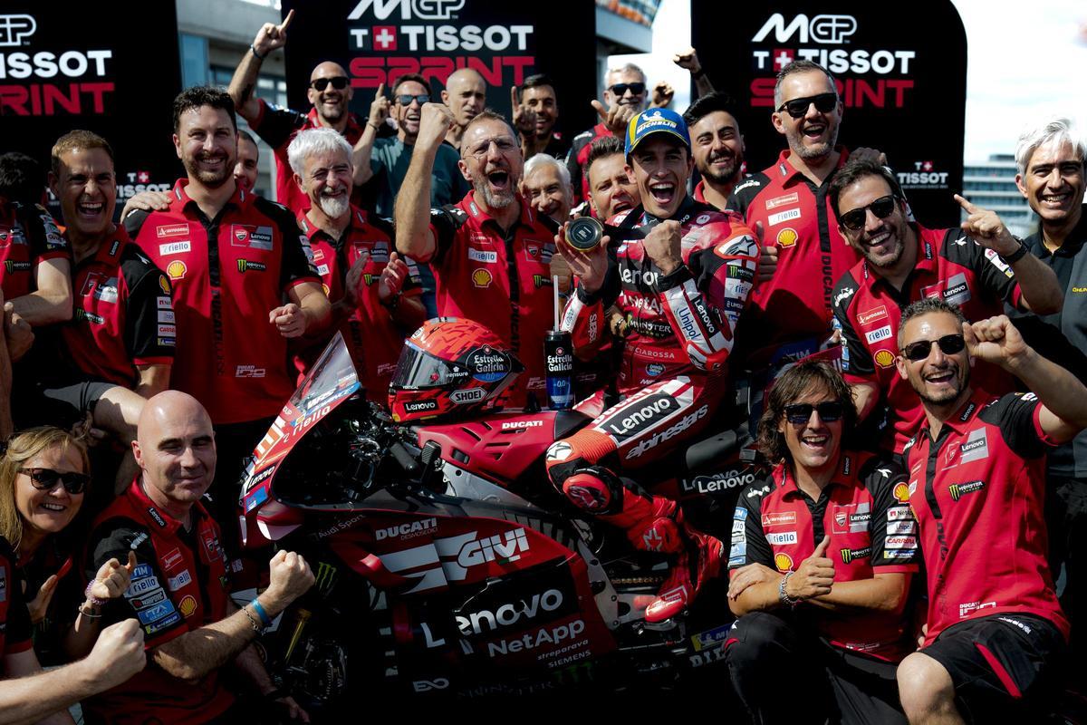 Marc Márquez (Ducati) celebra con todo el equipo Ducati su triunfo de hoy en Balatón Park.