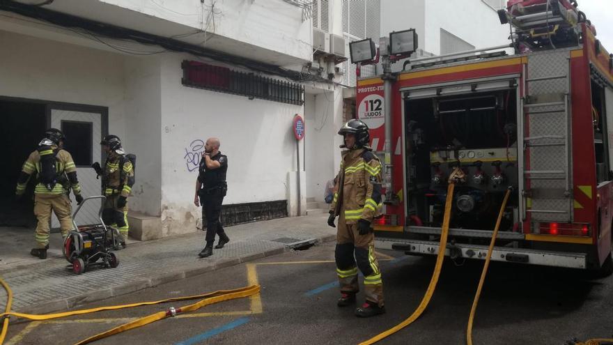 Cinco edificios desalojados por el incendio del antiguo Cine Cartago de Ibiza