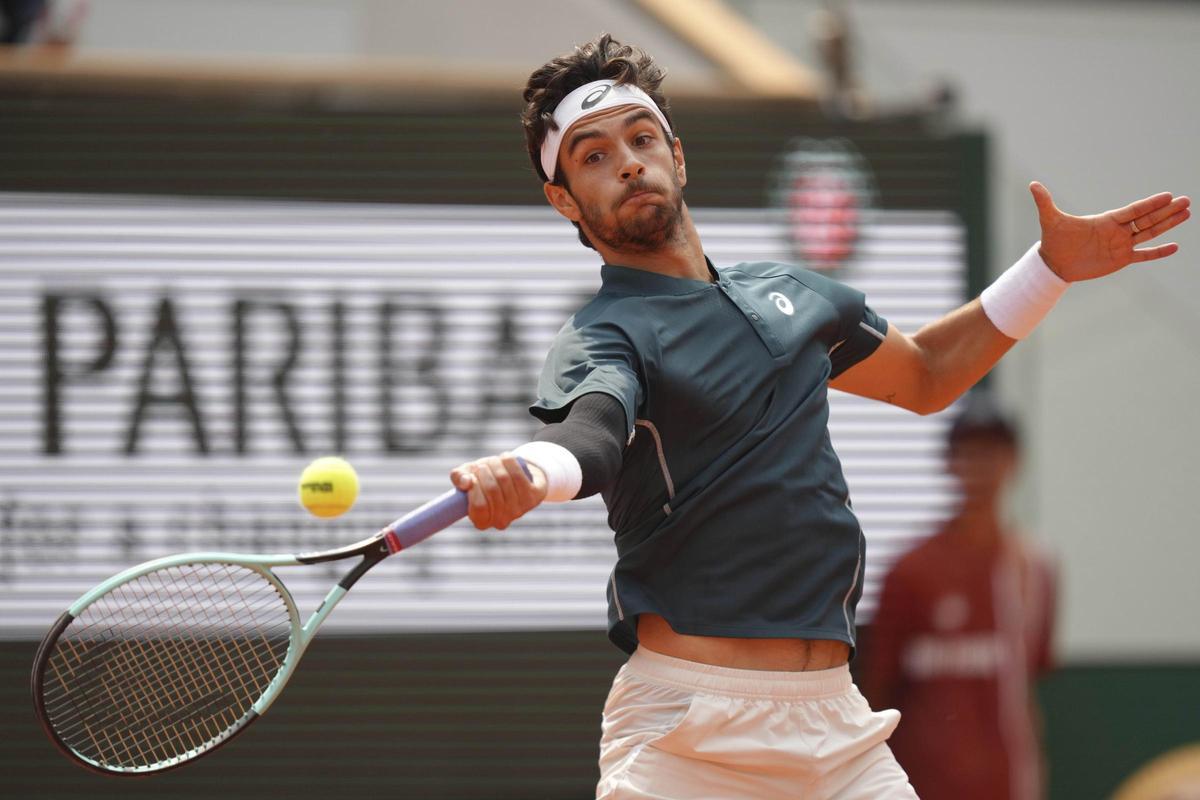 El italiano Musetti jugando un punto contra Tiafoe en Roland Garros