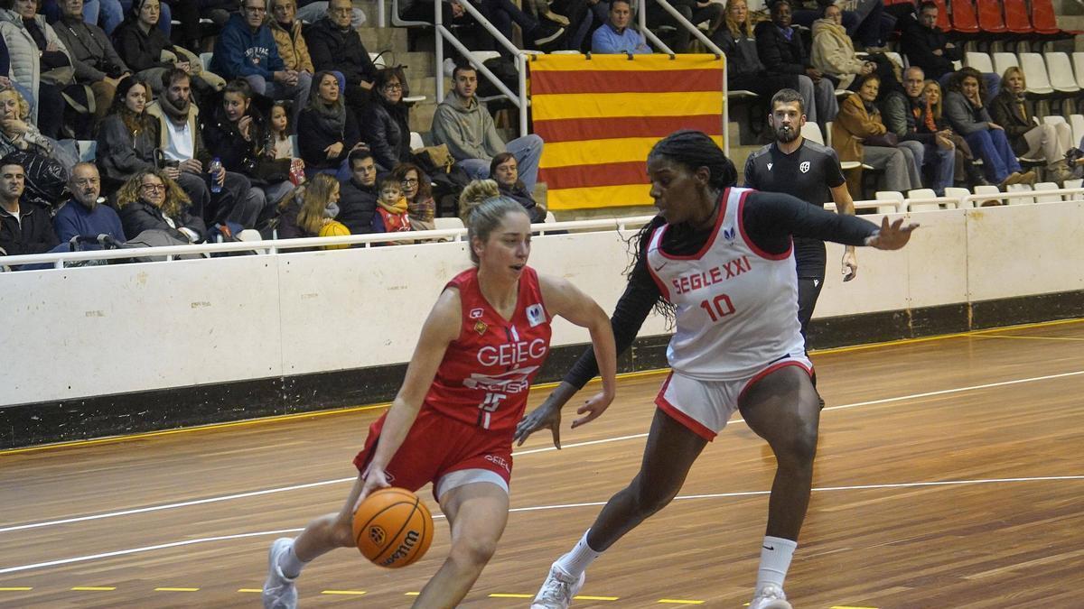 Alba Coma, en una acció durant el partit de la temporada passada contra Segle XXI