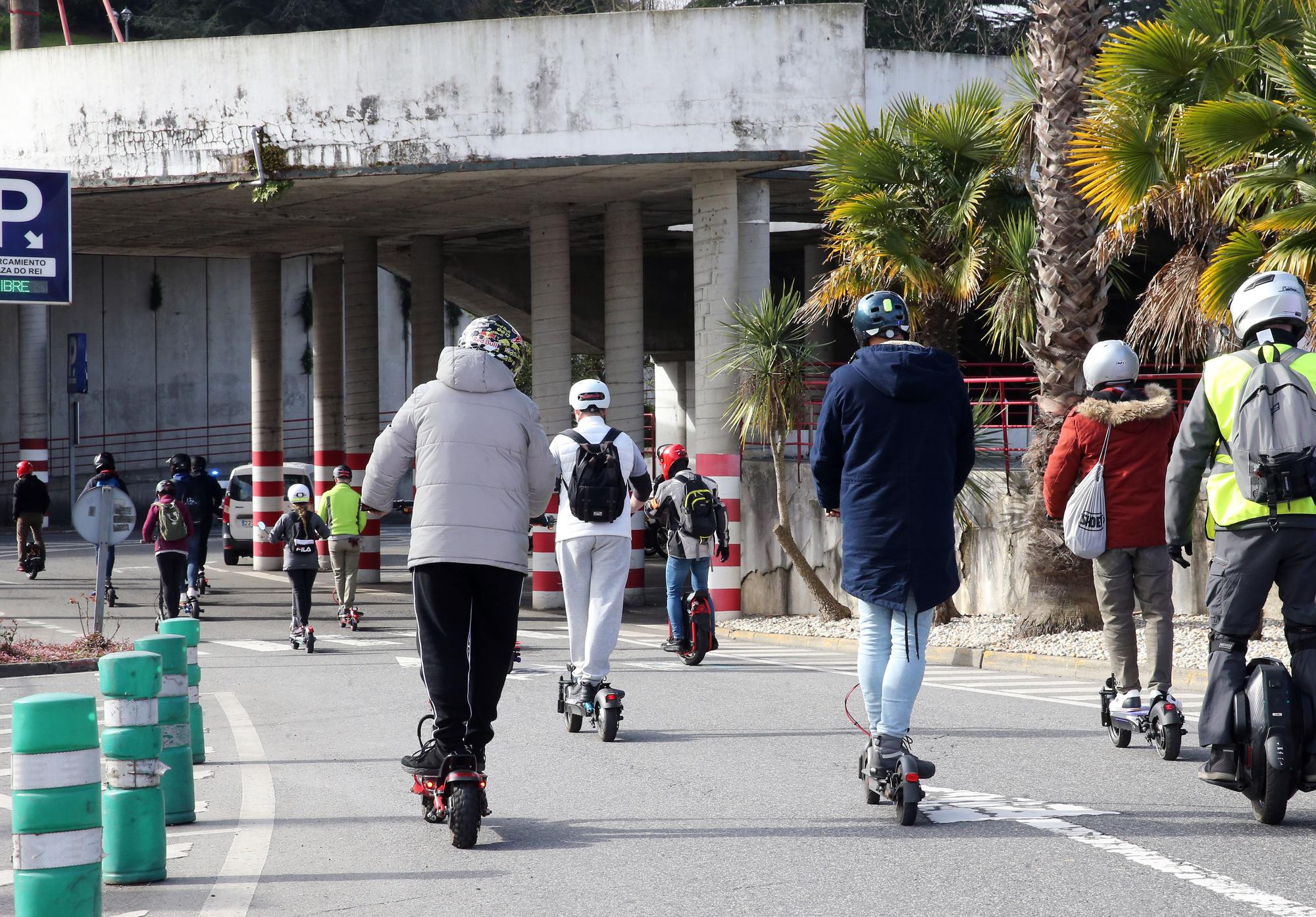 Medio centenar de personas se concentran en Vigo contra la "sobrerregulación" de Vehículos de Movilidad Personal