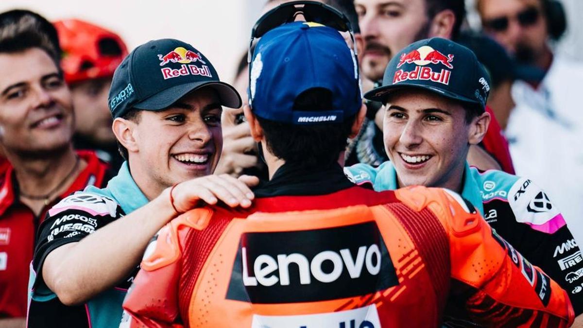 David Alonso y Maximo Quiles felicitan a su ídolo Marc Márquez en Hungria.