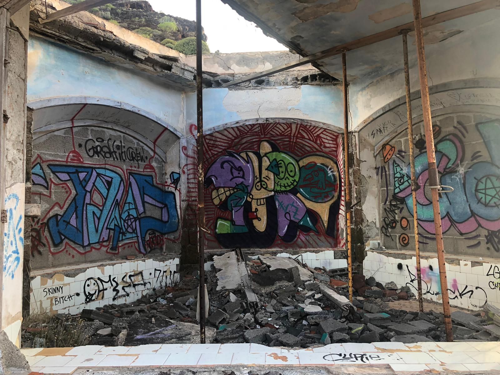Pintadas vandálicas en el Semáforo de San Andrés