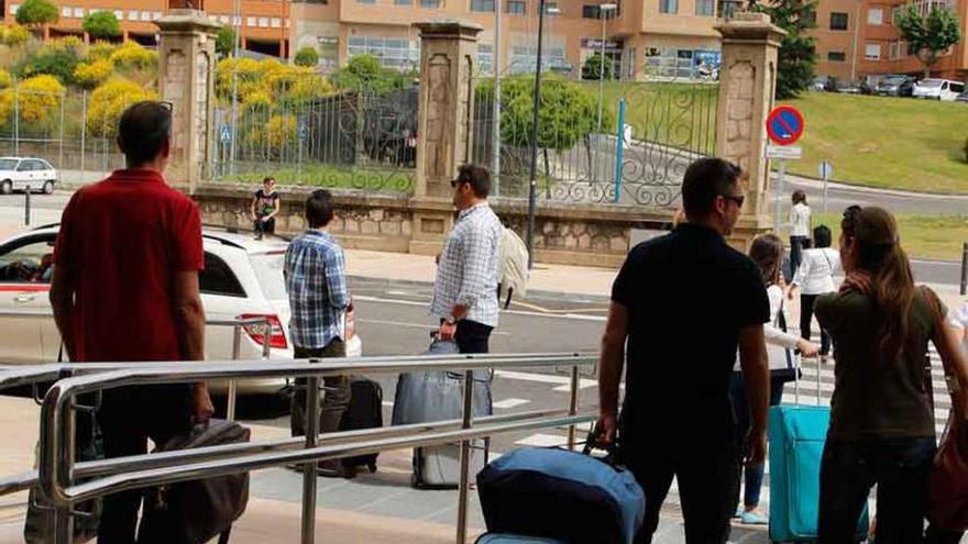 Viajeros salen de la estación de trenes.