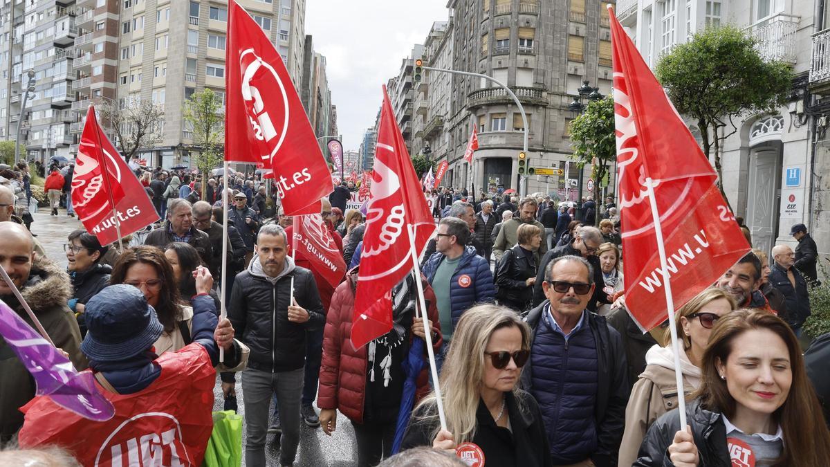 Manifestación en Vigo convocada por los sindicatos CCOO y UGT con motivo de la celebración del Día Internacional del Trabajo.
