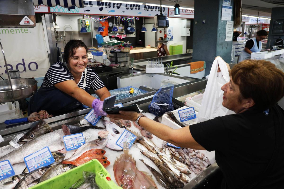 Una clienta comprando pescado en Vigo.