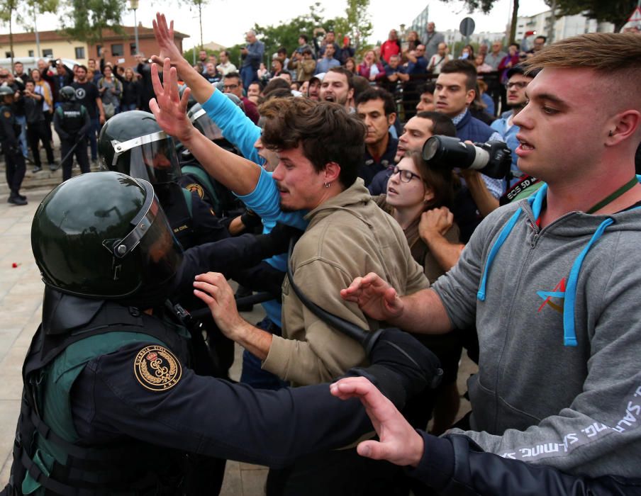 Forcejeo entre los manifestantes y la Guardia Civil.