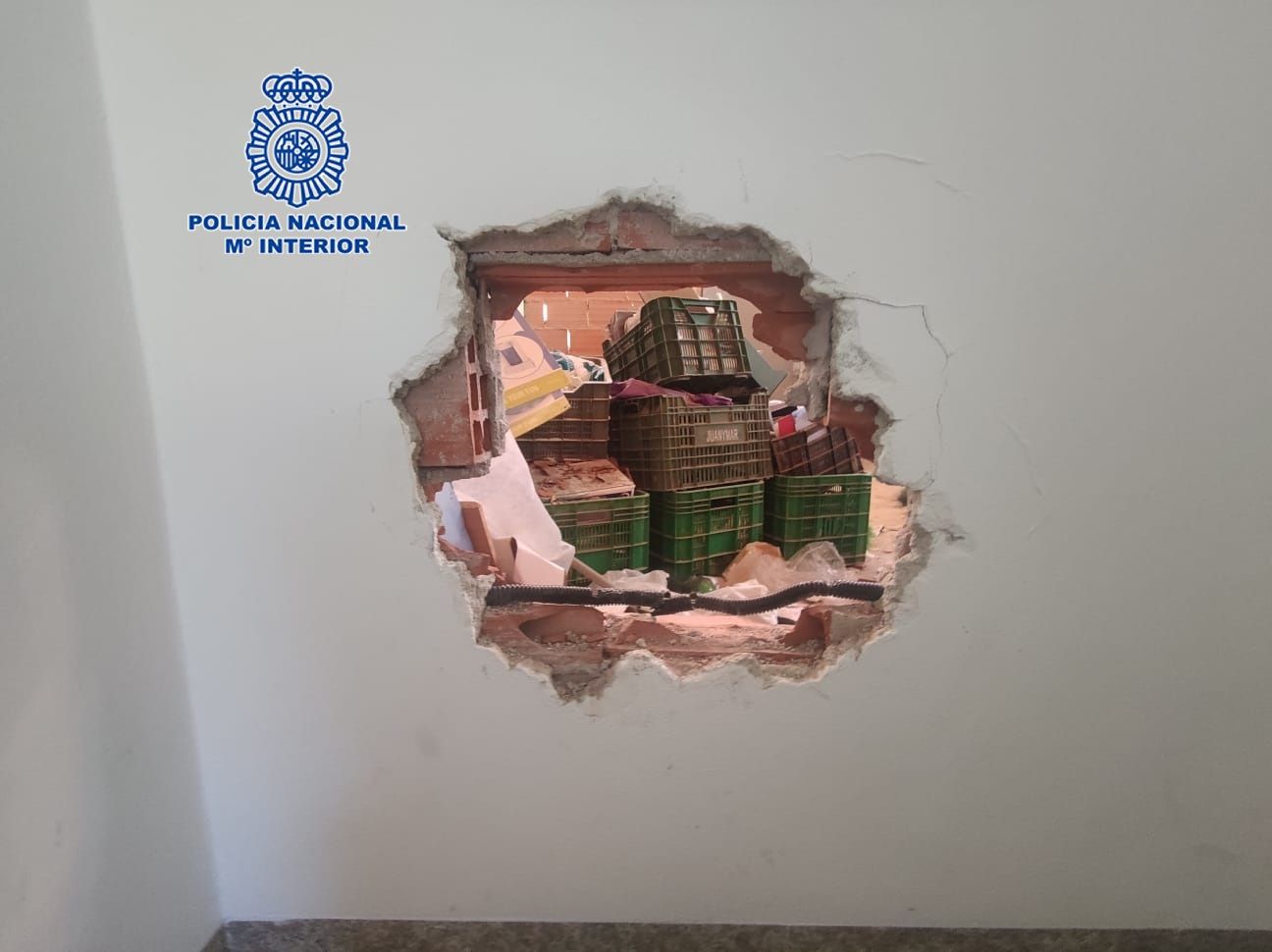 Butrón en la pared de uno de los establecimientos asaltados en Murcia.
