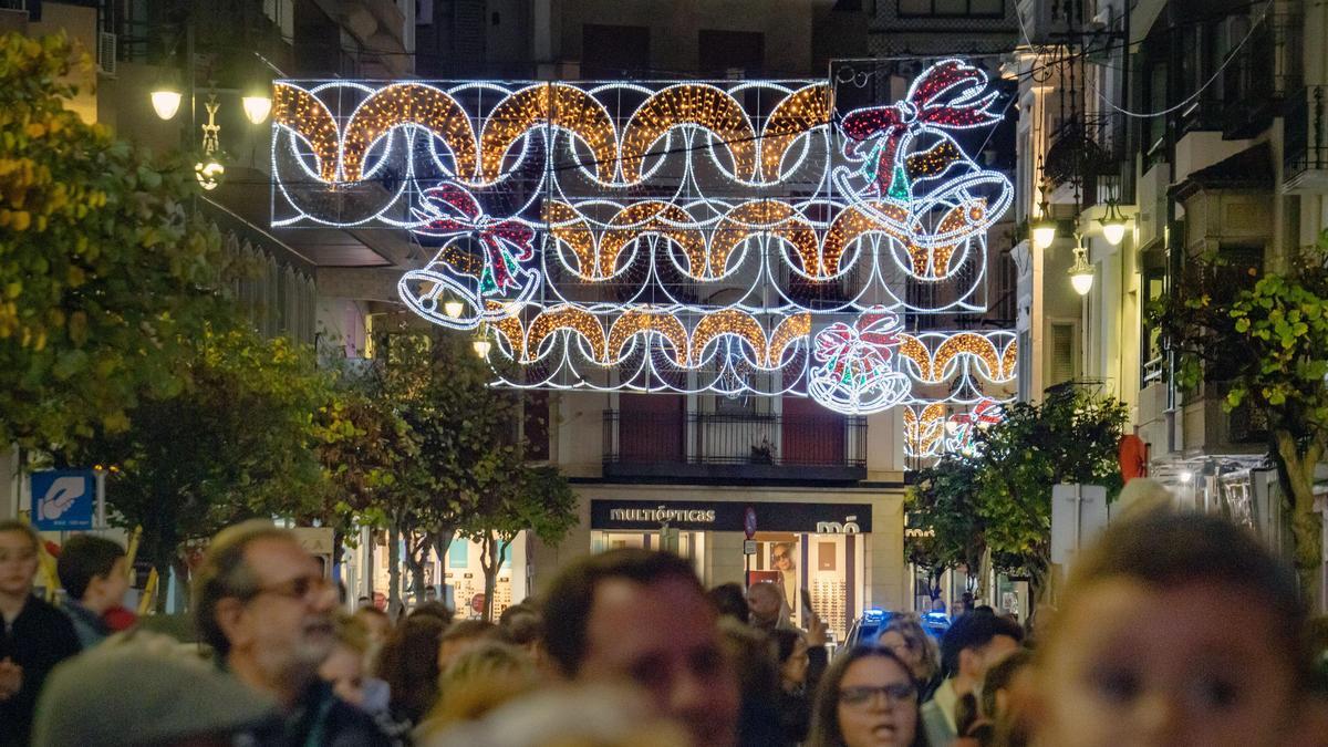 Una calle de Orihuela iluminada en una Navidad pasada.