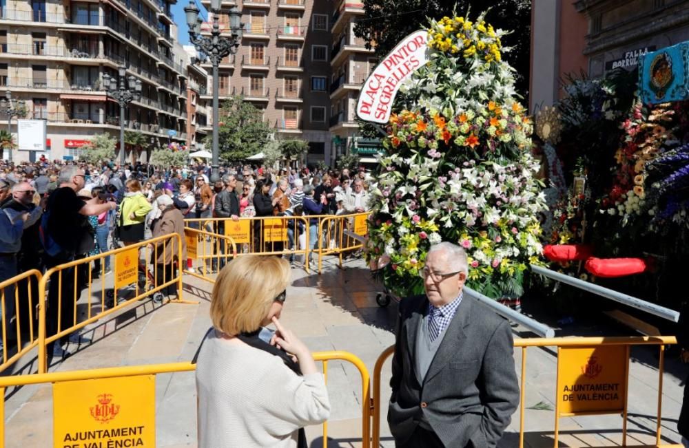 La Mare de Déu luce su manto en la Plaza de la Virgen