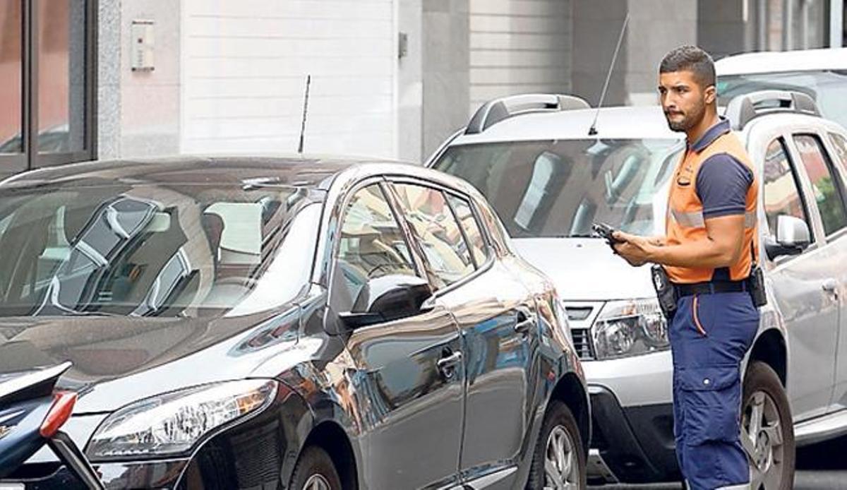Un técnico de la zona azul en la calle La Naval.