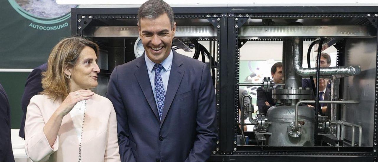 Teresa Ribera y Pedro Sánchez.