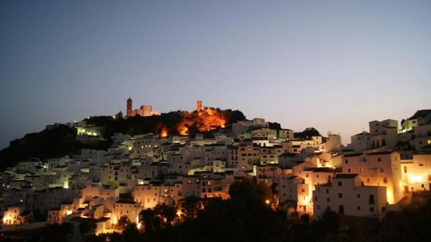 Imagen nocturna de Casares.