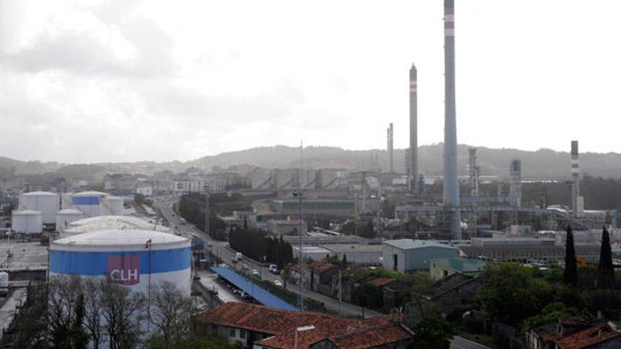 Instalaciones de la refinería de Repsol en A Coruña. / Juan Varela