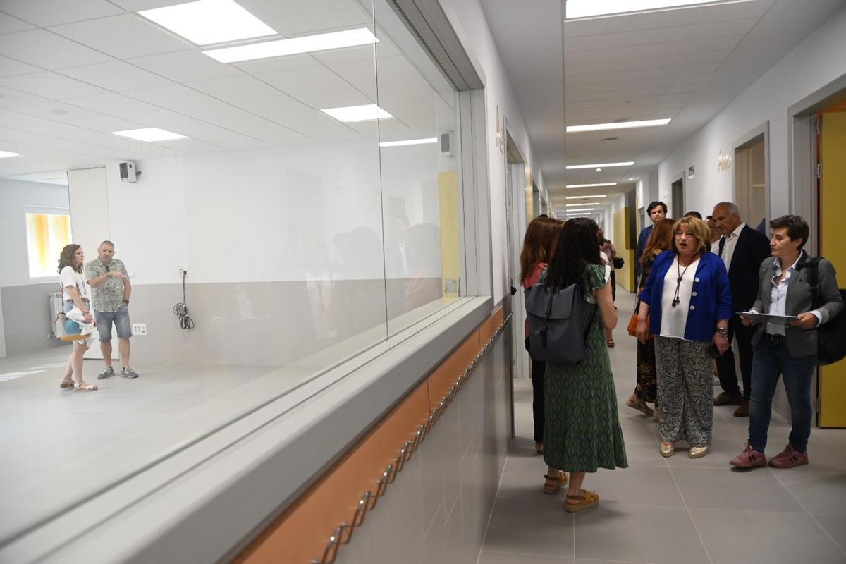 Pasillo y aulas del nuevo edificio de Primaria del colegio Ana María Navales de Zaragoza, este lunes.