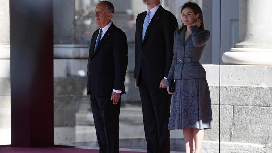 La Reina hace un guiño a Doña Sofía en la cena de gala al presidente de Portugal