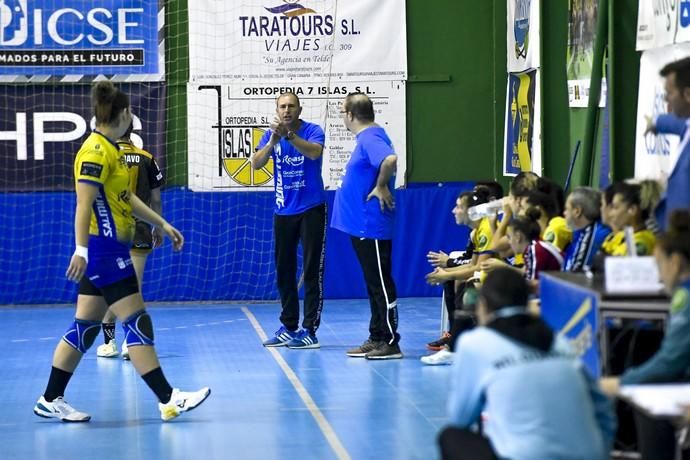 26-02-20 DEPORTES. PABELLON DE LAS REMUDAS. BARRIO DE LAS REMUDAS. TELDE. Partido de balonmano femenino entre el Remudas Rocasa y el Guardés disputado en Pabelloon Antonio Moreno del barrio teldense de Las Remudas.    Fotos: Juan Castro.  | 26/02/2020 | Fotógrafo: Juan Carlos Castro