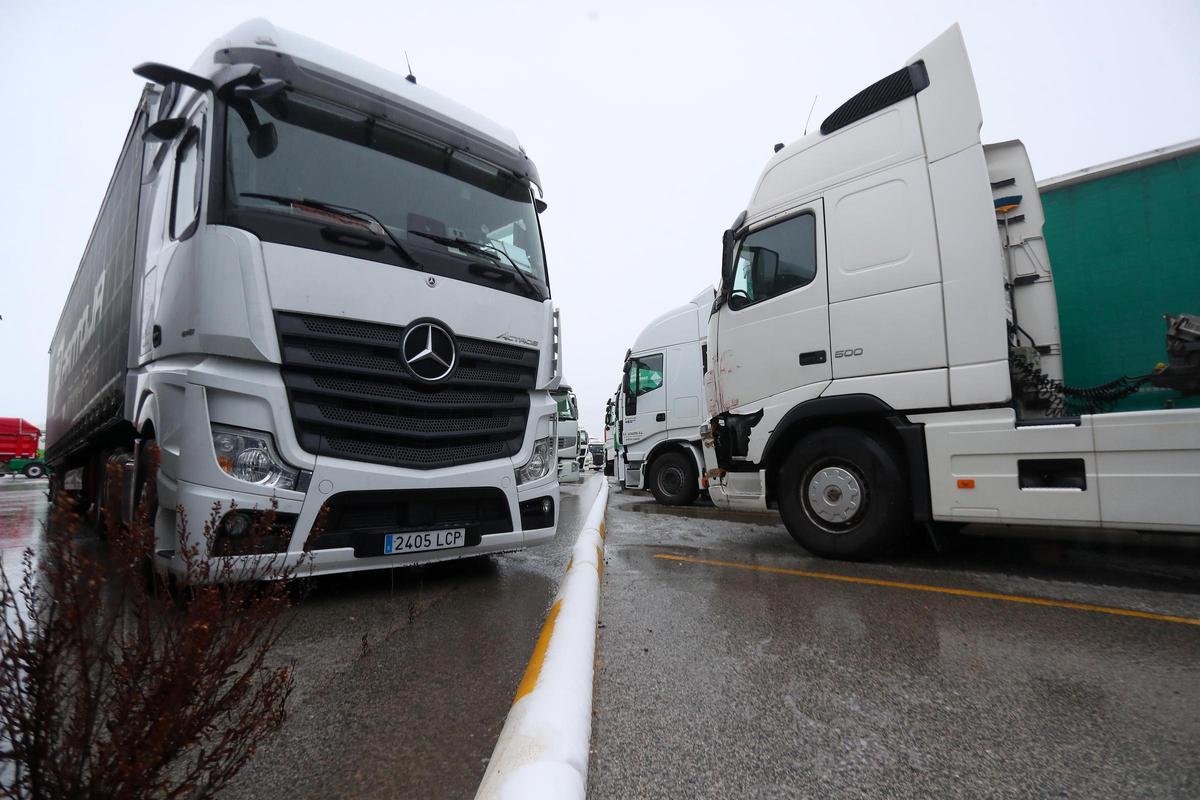 Numerosos transportistas permanecen atrapados en El Rebollar