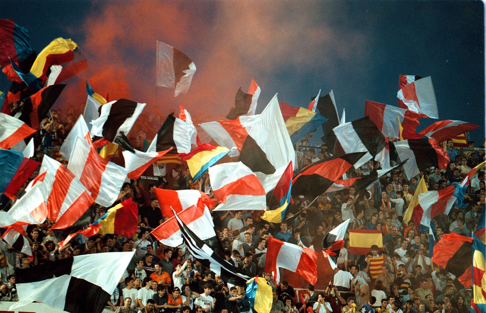 Históricos momentos mágicos de la grada de  Mestalla que pronto volverán