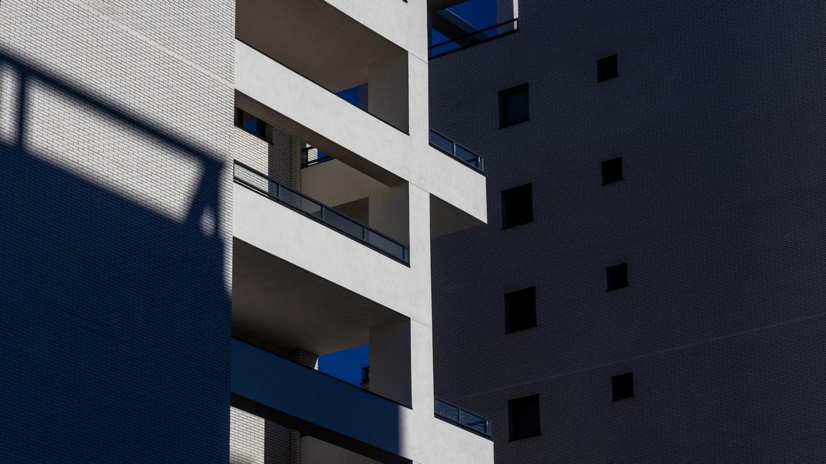 Mudanza en uno de los pisos de las viviendas protegidas Les Naus de Alicante este domingo