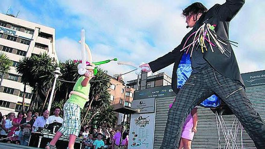 Jean Philippe en un momento de su actuación en los Jardines de la Reina. / juan plaza