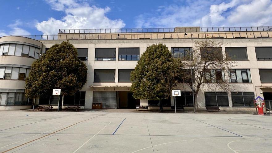 La façana de l'escola Renaixença de Manresa