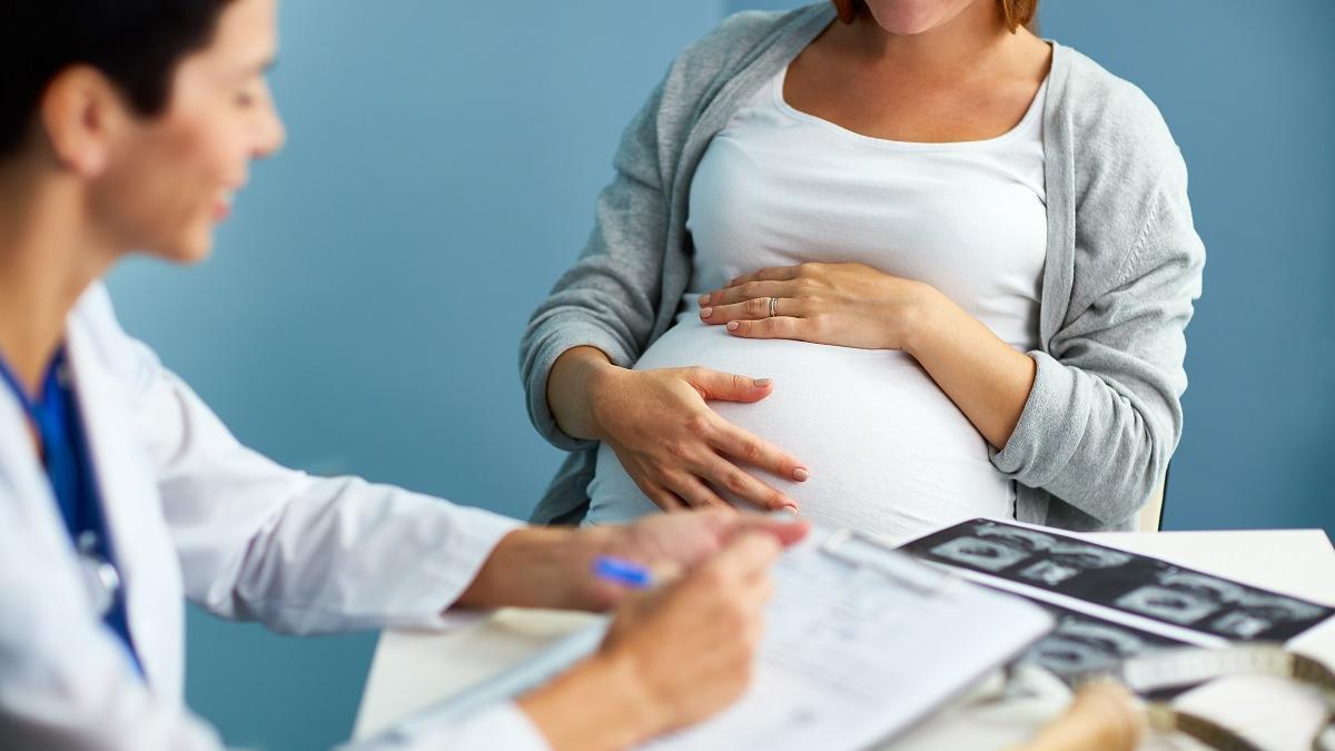 Es la matrona quien está todo el tiempo vigilando a la madre y su hijo durante el proceso del parto