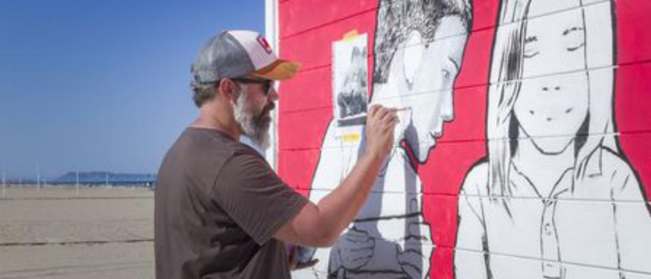 Grafiter pintant a la platja de Gandia