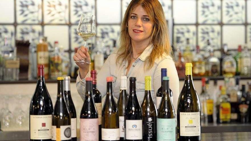 Ana López muestra algunas de las marcas de Ribeiro que ofrece el restaurante. // Bernabé/Javier Lalín
