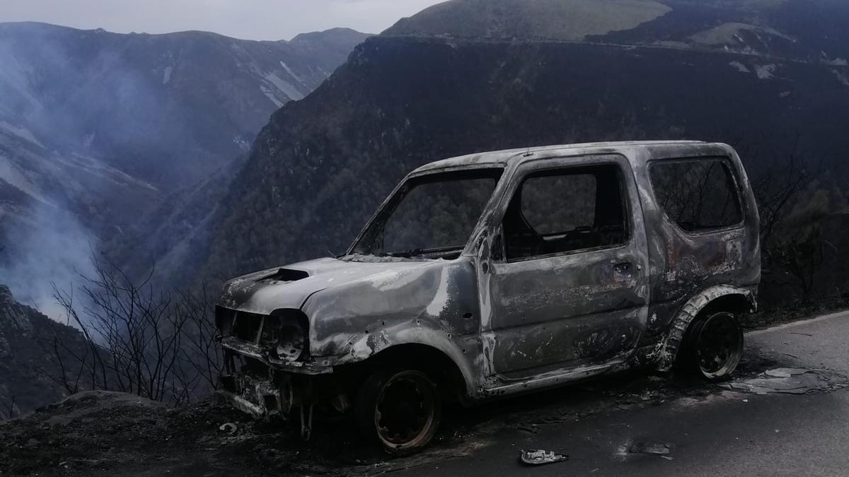 El coche de la guardería del Principado, quemado anoche por el incendio de Villayón.