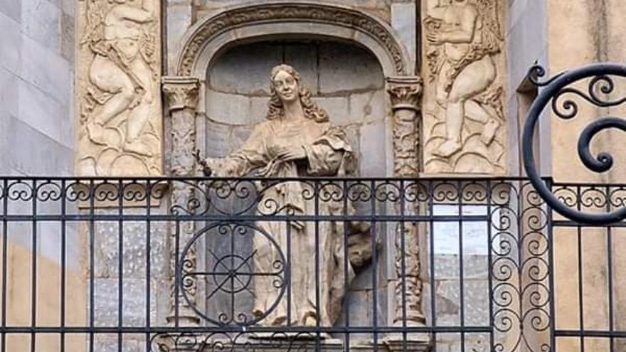 La escultura en en lugar donde se encuentra en la Puerta de Palmas.