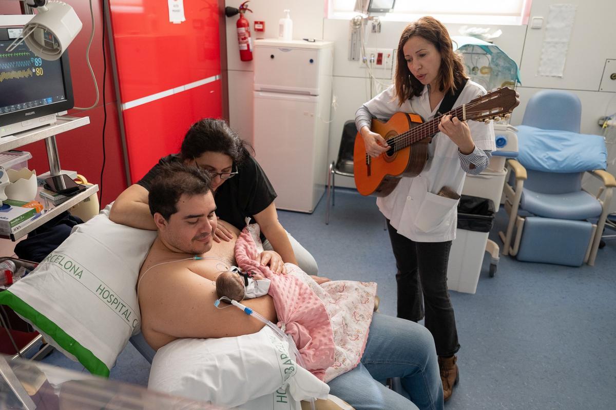 Los bebés ingresados en la UCI neonatal del Clínic se convierten en pequeños cocineros por Carnaval