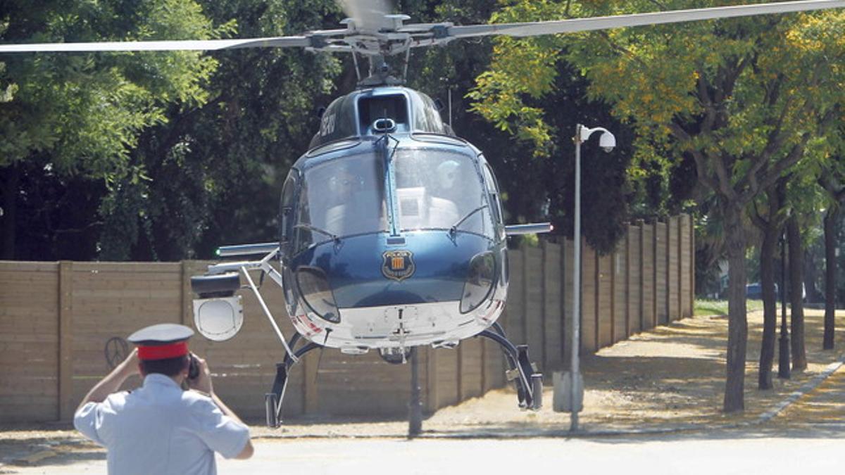 Un helicóptero de los Mossos, a punto de despegar.