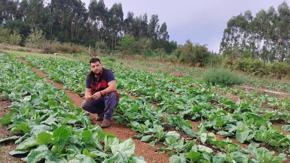 Aitor Lata, granjero de Cesuras, en su huerta.