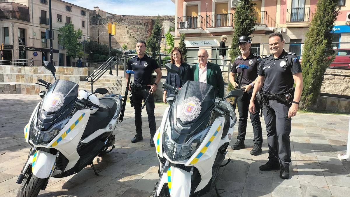 Autoridades locales, junto al jefe de la policía local y agentes presentaron, ayer, las dos motos.