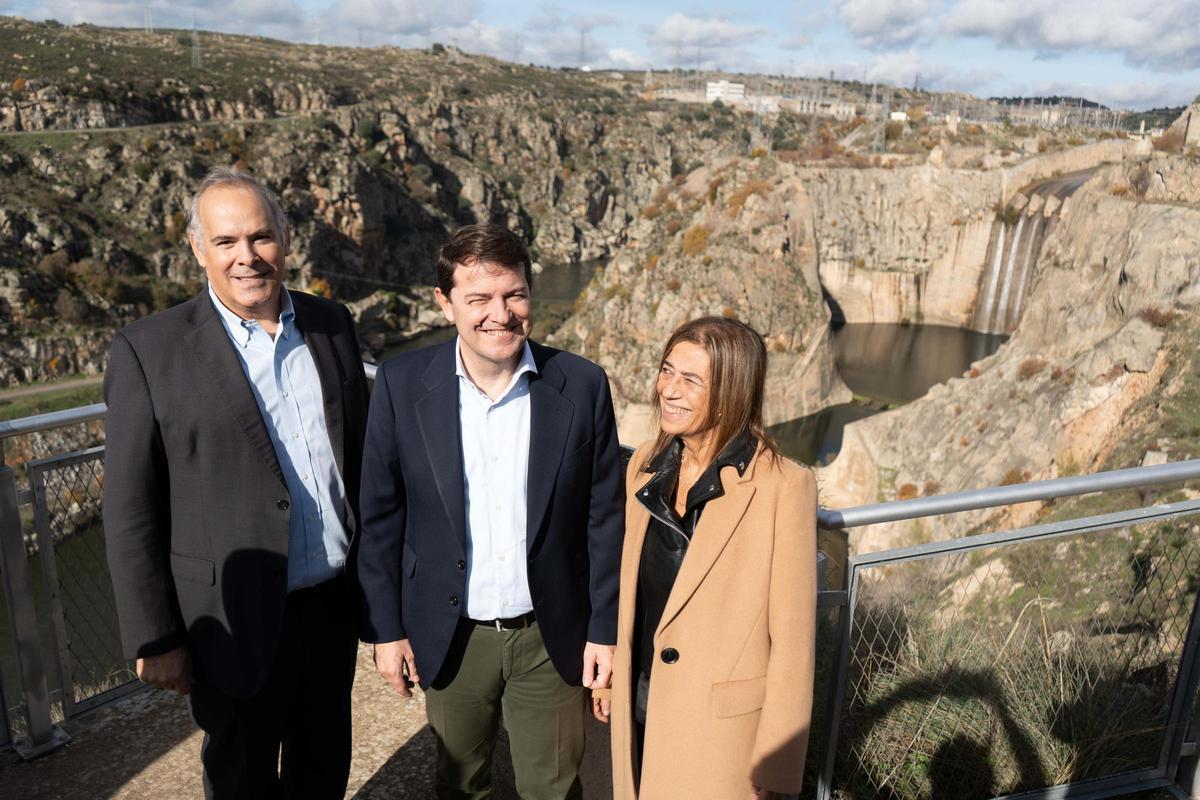 La directora de LA OPINIÓN-EL CORREO, Begoña Galache, con el presidente de la Junta y el CEO de Iberdrola