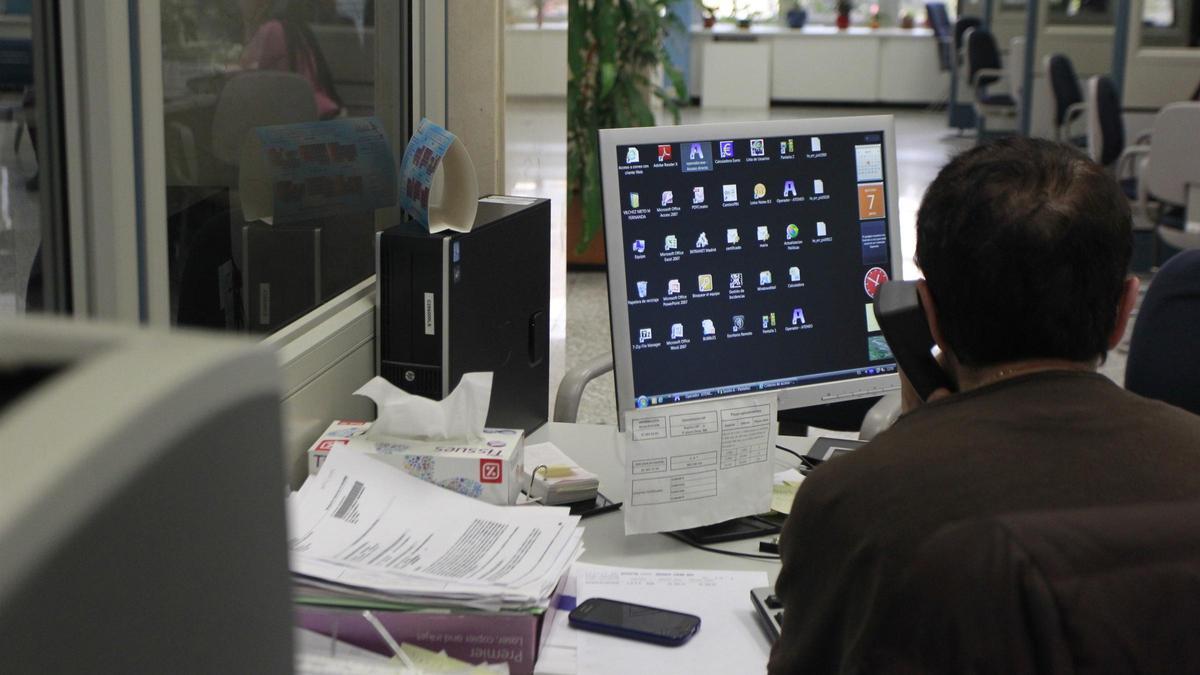 Un trabajador, en una oficina.
