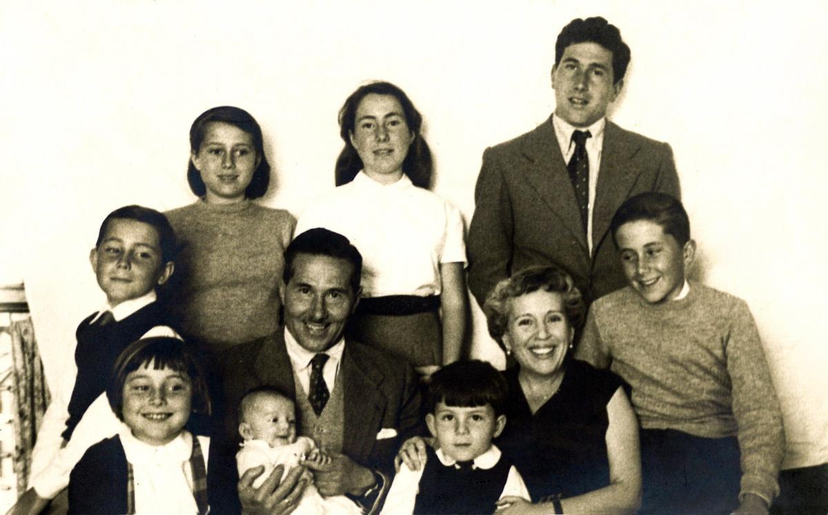 Fotografía familiar de Jorge Huelin y Yiyi Benítez con sus hijos, en 1953, recién nacida la autora del libro.