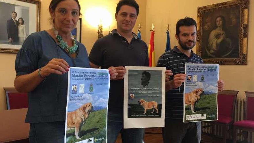 El tesorero de Asame, Álvaro Roza -en el centro- y los concejales Marifé Gómez y Gonzalo Suero presentan el concurso de mastines en Cangas.