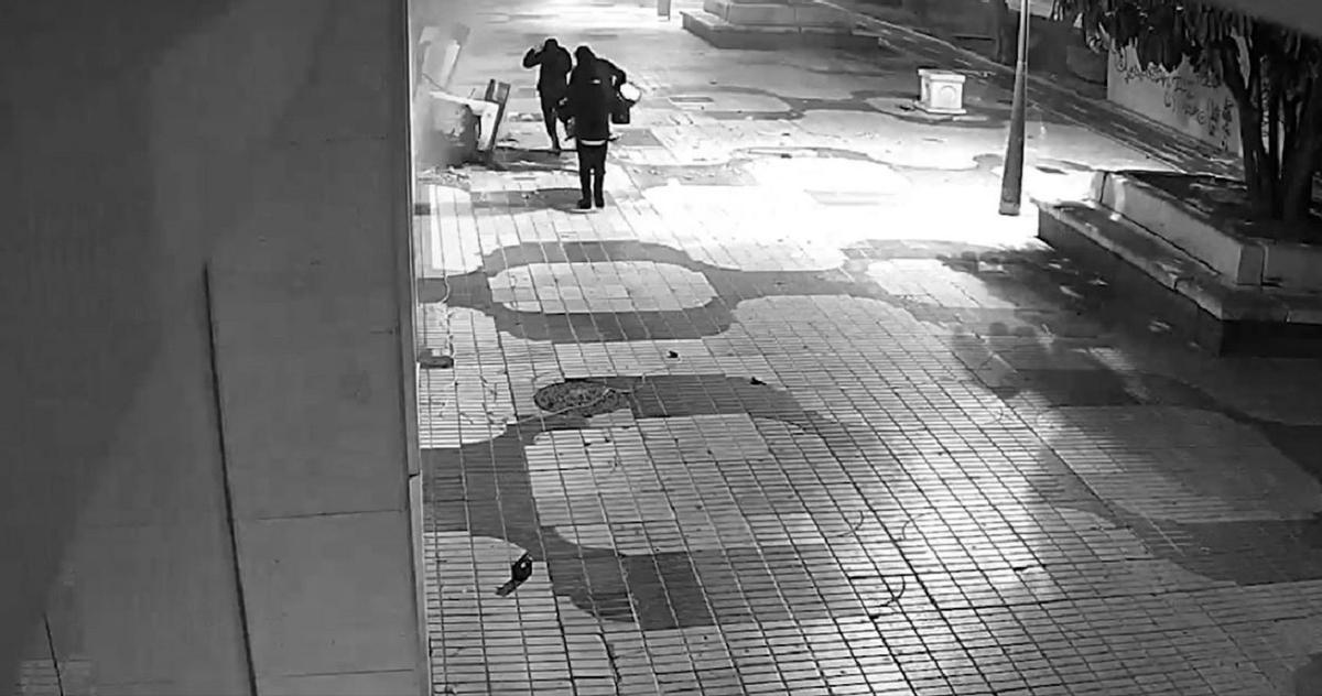 Operación Patafina. Los ladrones, tras reventar los cajeros de un banco en Málaga capital.