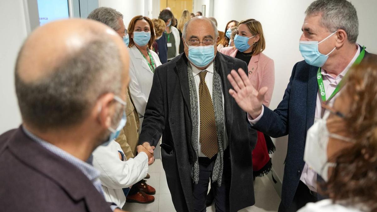 El conseller Nadal, durant la visita a l’Hospital de Figueres.