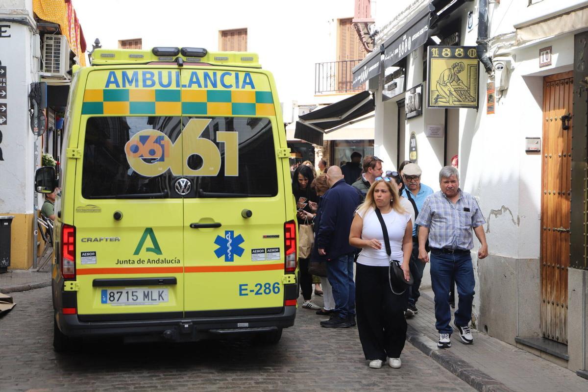 Ambulancia en la Judería tras atender al herido.