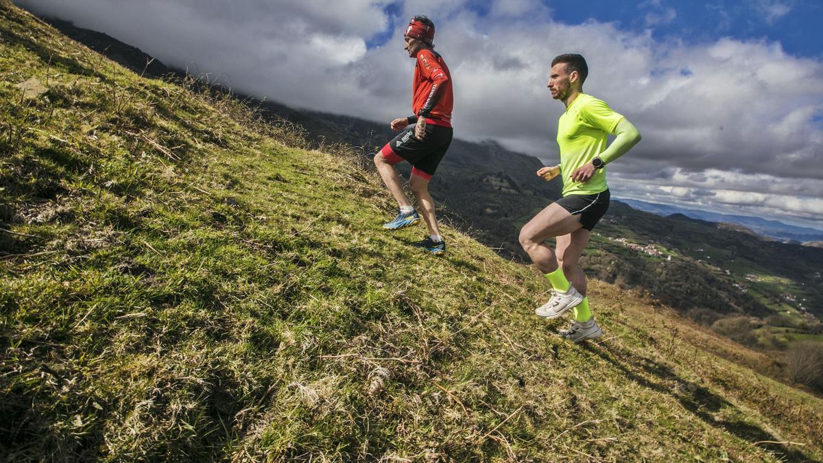 Santi Obaya y Xurde Oca, corriendo por el alto de Viapará