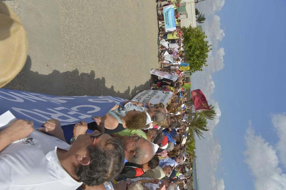 Protesta ante un Mar Menor que amanece cubierto de espuma