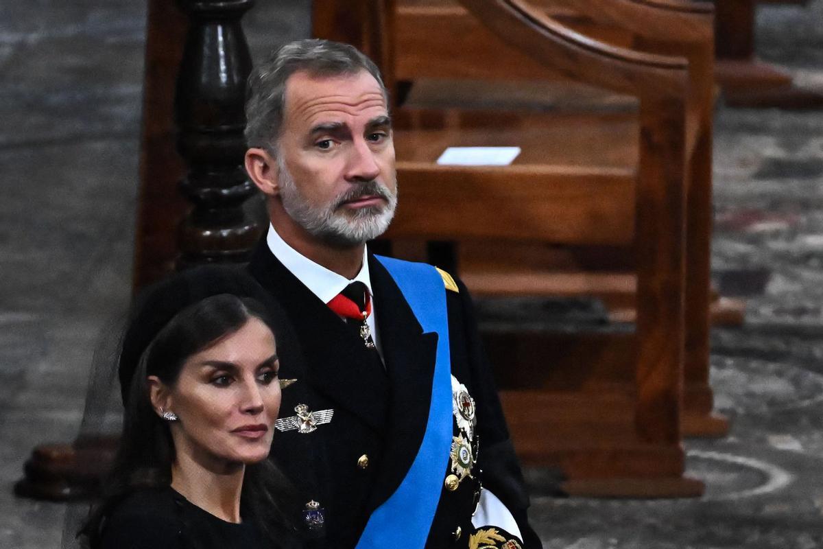 Los reyes de España, Felipe VI y Letizia, en el funeral de Isabel II.