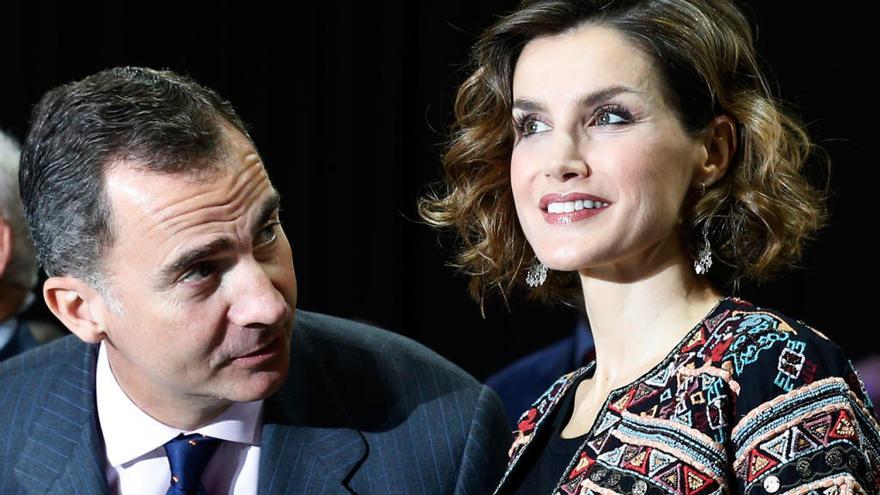 La Reina Letizia con un modelo &#039;low cost&#039; de Zara // Archivo