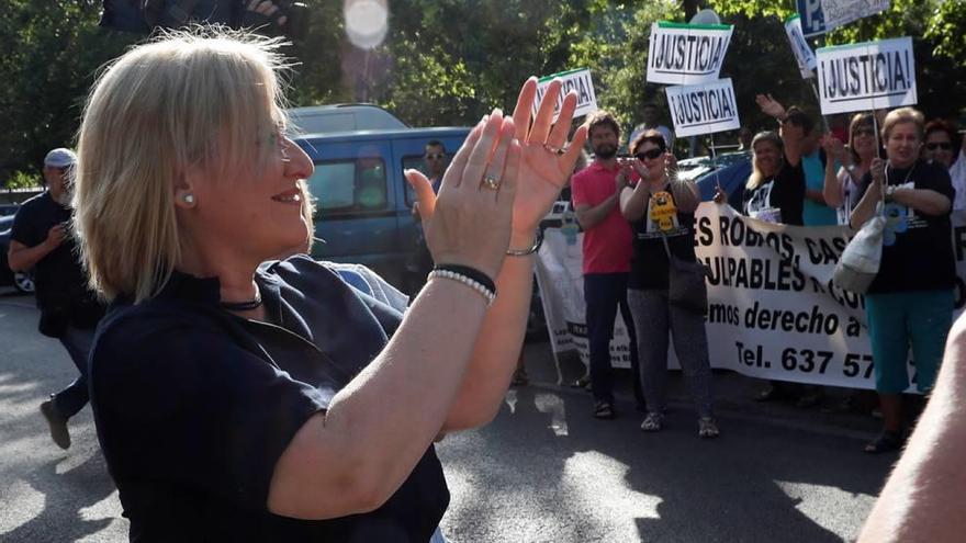 La murciana Inés Madrigal fue ovacionada por las personas que se concentraron en la entrada al juzgado.