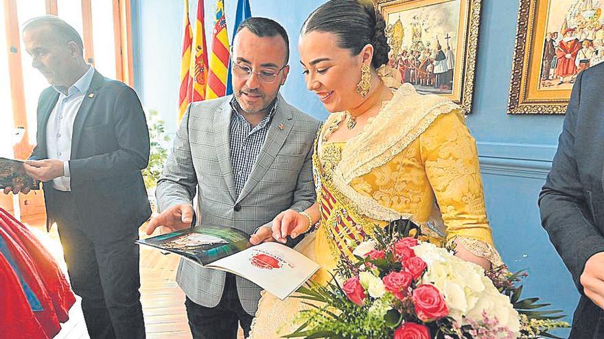 Maria Carmona observa el ‘llibret’ junto al alcalde de Vila-real, José Benlloch.